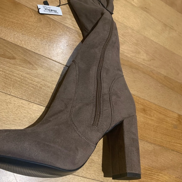 Over the knee suede boots.  Size 7 - Picture 3 of 7